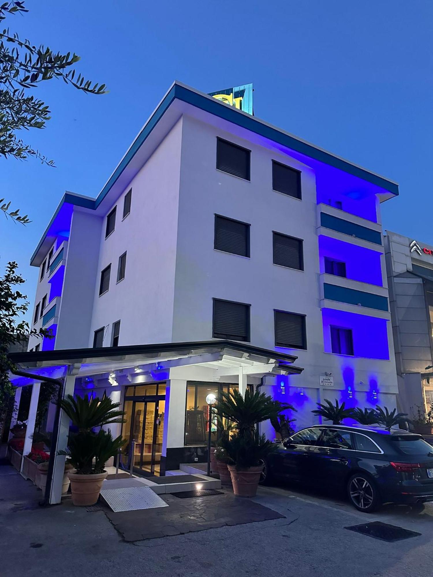 Hotel Clinton คาโซริอา ภายนอก รูปภาพ