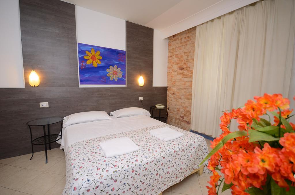 Hotel Clinton คาโซริอา ภายนอก รูปภาพ