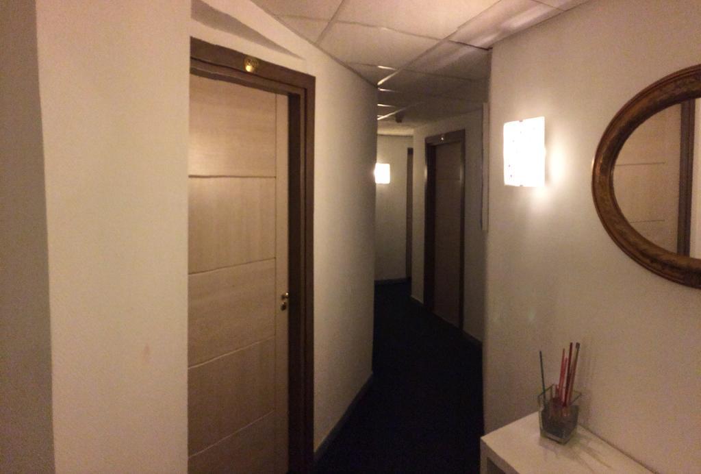 Hotel Clinton คาโซริอา ภายนอก รูปภาพ