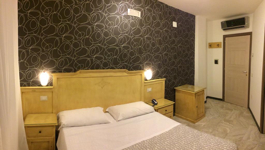 Hotel Clinton คาโซริอา ภายนอก รูปภาพ