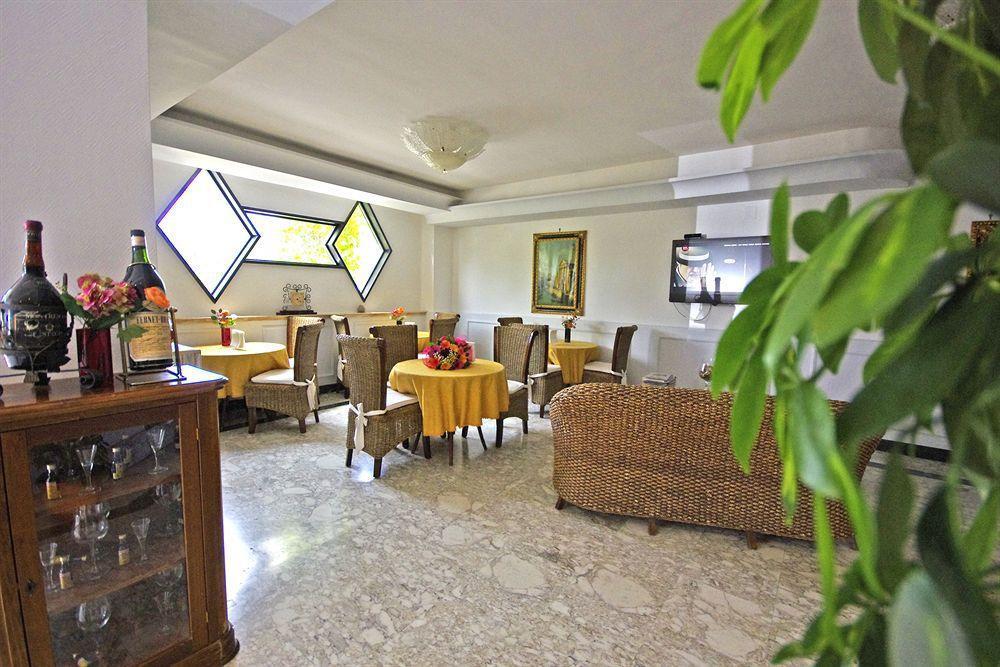 Hotel Clinton คาโซริอา ภายนอก รูปภาพ