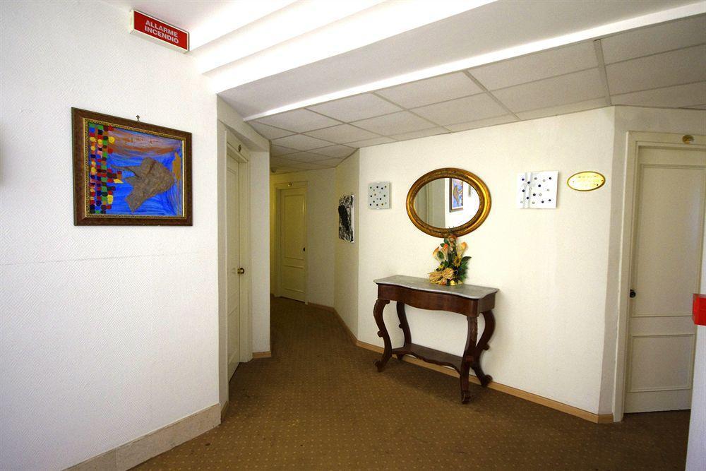 Hotel Clinton คาโซริอา ภายนอก รูปภาพ