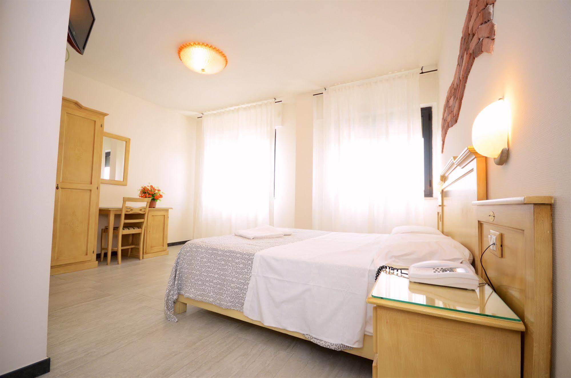 Hotel Clinton คาโซริอา ภายนอก รูปภาพ