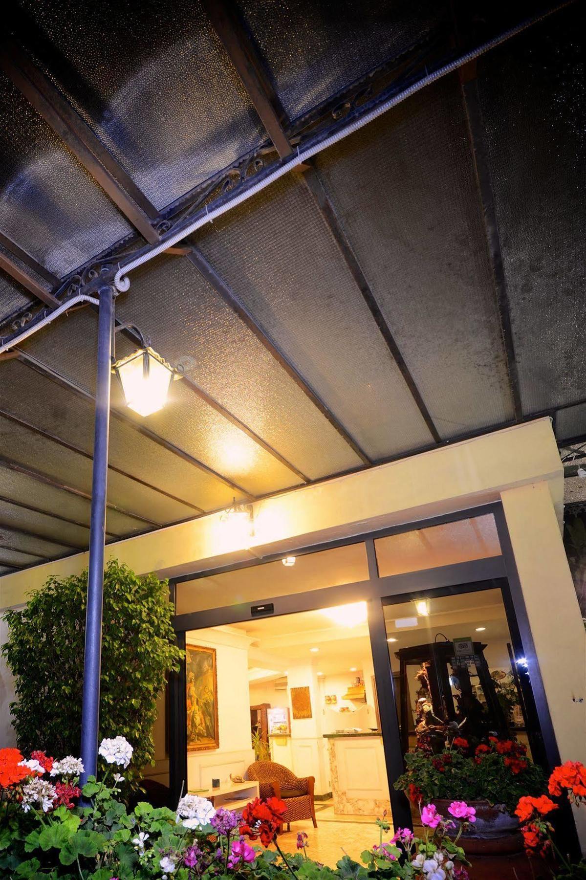 Hotel Clinton คาโซริอา ภายนอก รูปภาพ