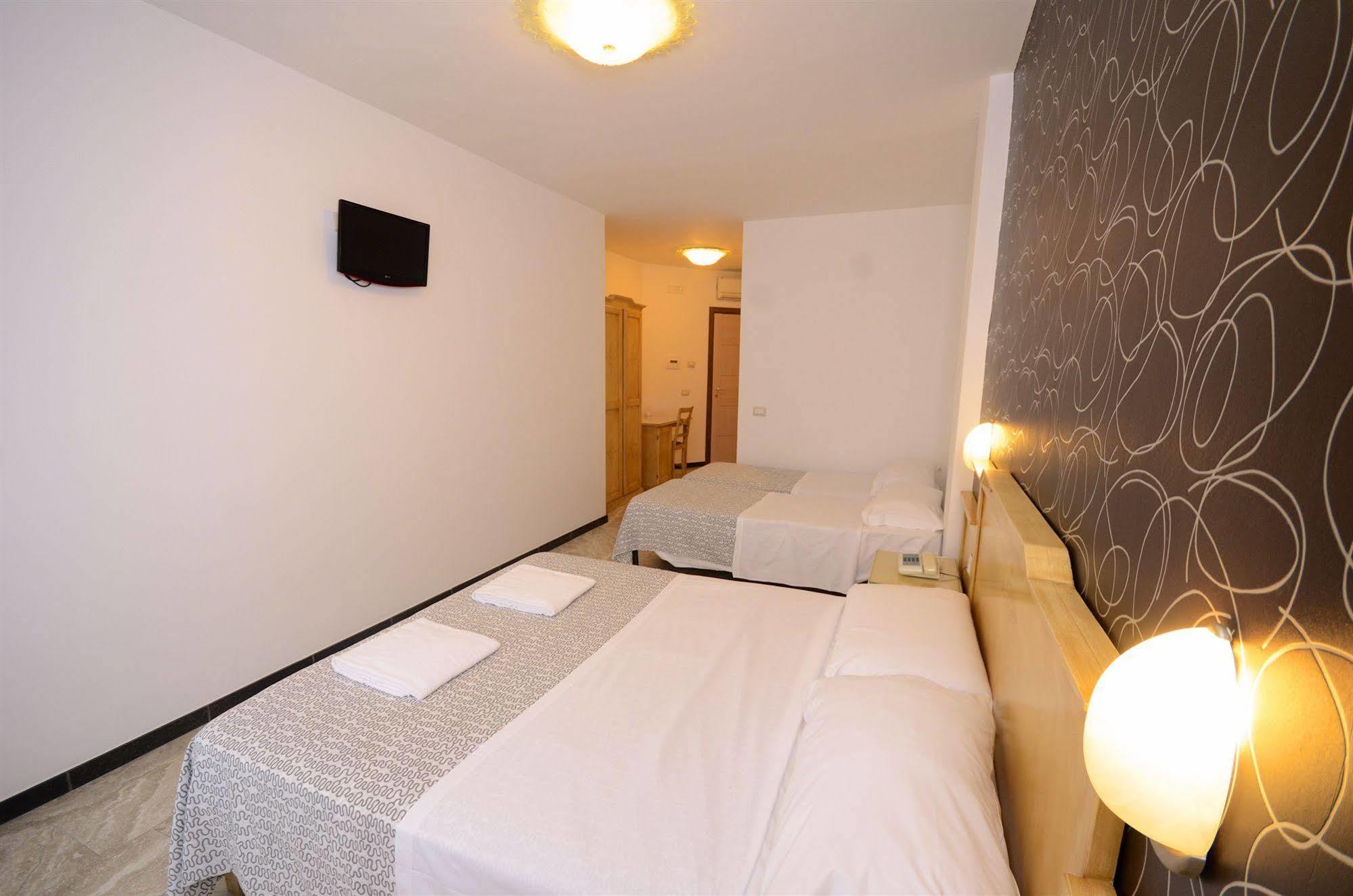 Hotel Clinton คาโซริอา ภายนอก รูปภาพ