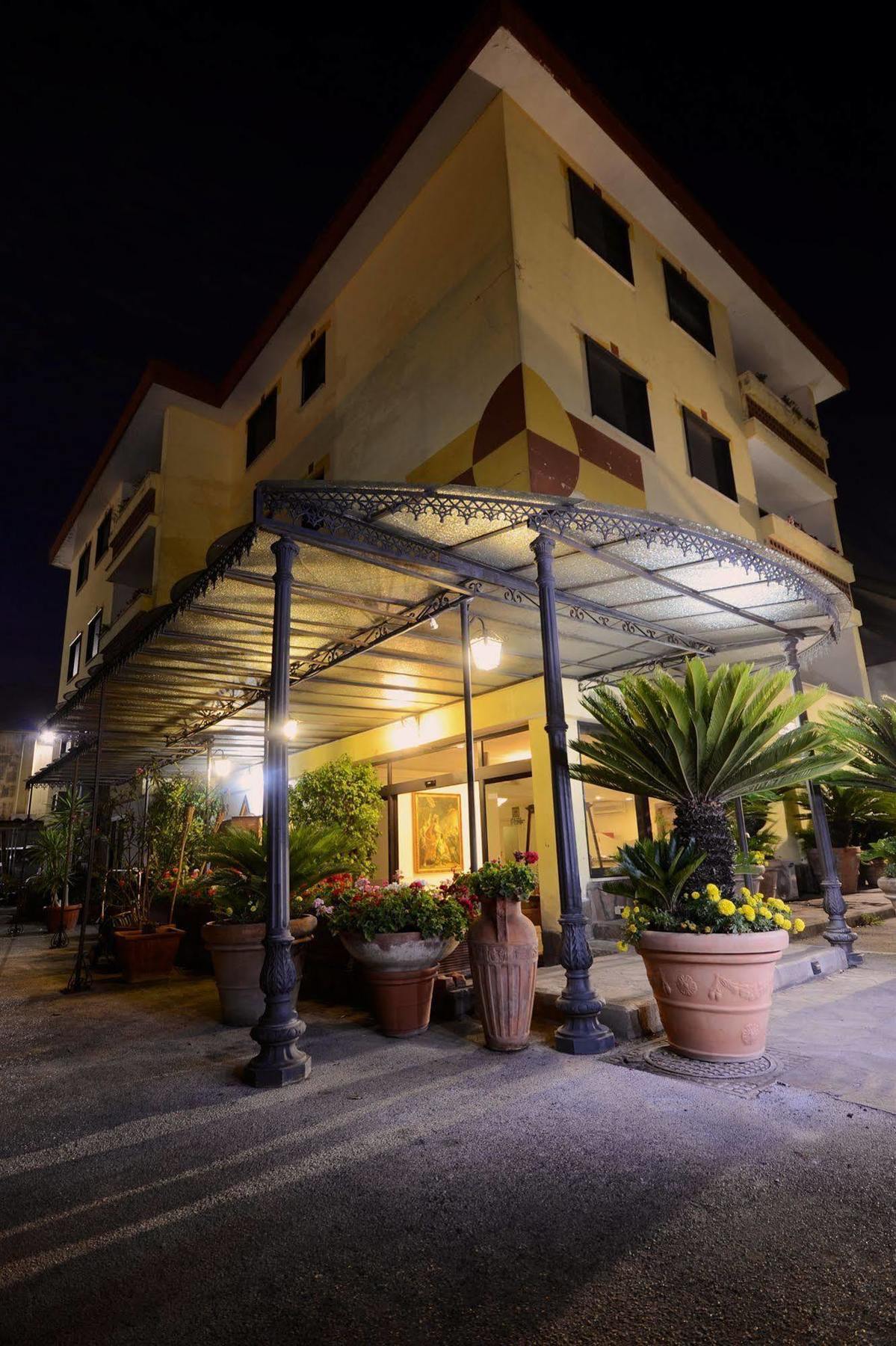 Hotel Clinton คาโซริอา ภายนอก รูปภาพ