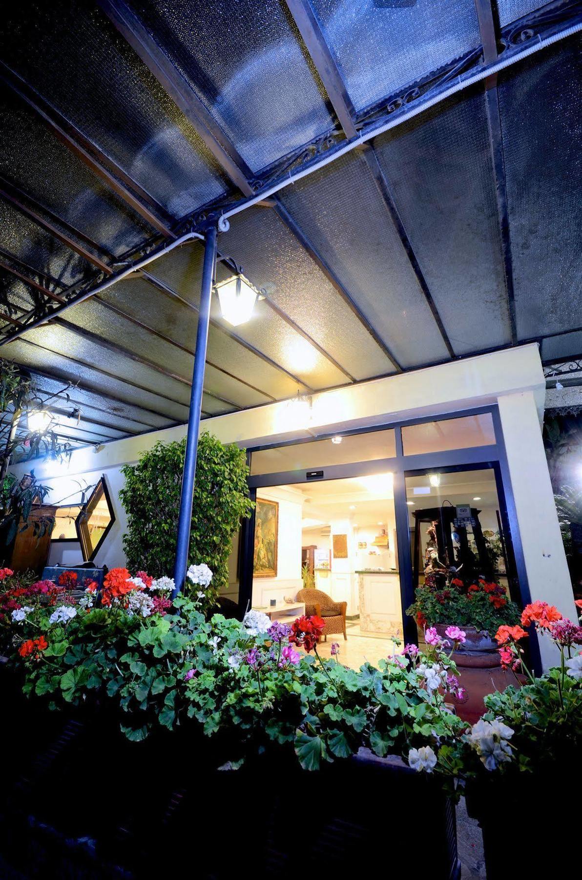 Hotel Clinton คาโซริอา ภายนอก รูปภาพ