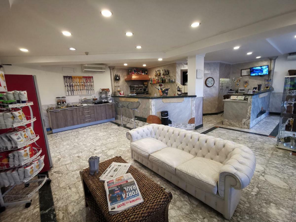 Hotel Clinton คาโซริอา ภายนอก รูปภาพ